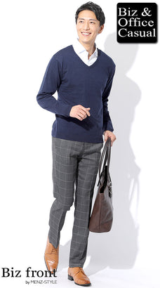 ネイビーVネックニットセーター×グレーチェックパンツの爽やかオフィスカジュアルコーデ例