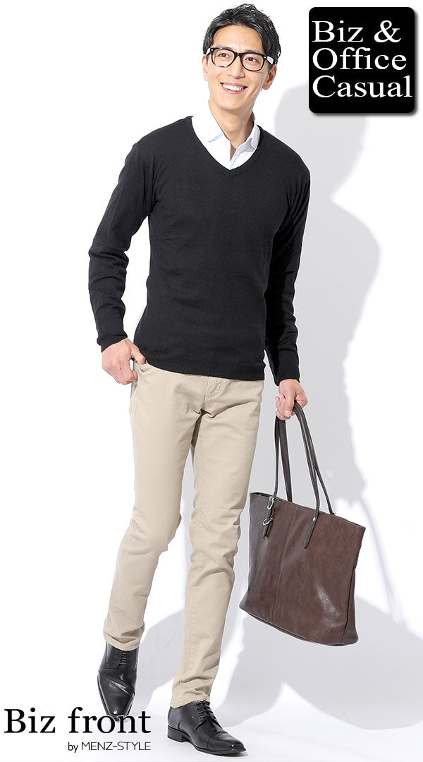 ニットセーターと春シャツのコーディネート例