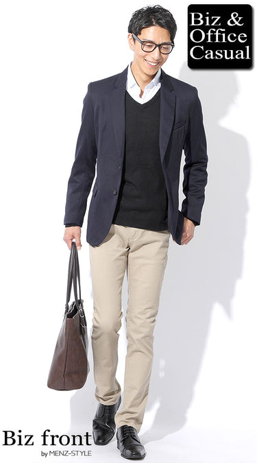 ネイビージャケット×黒・チャコールグレーニットのコーデ