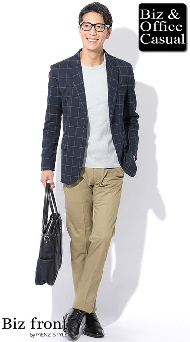 ネイビージャケット×クルーネックニットのコーデ