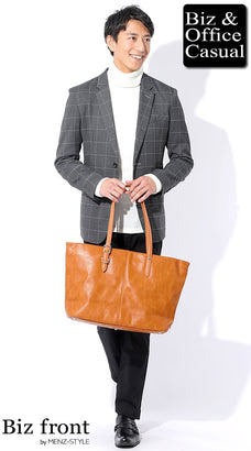 白タートルネックニット×グレージャケット×黒パンツ