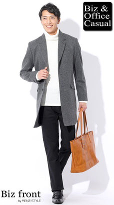 グレーコート×白タートルのクリーンコーデ