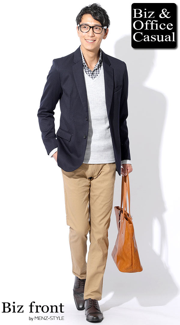 ネイビーテーラードジャケット×グレースリムニット×ギンガムチェックシャツ×ベージュパンツ　biz18-19aw_6742