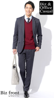 ホテル忘年会におすすめの華やかスーツスタイル｜ネイビースーツ×ワインレッドニット