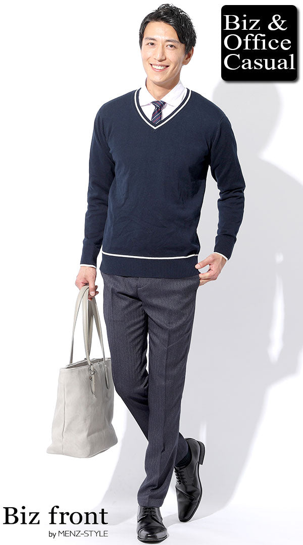 ニットセーターと春シャツのコーディネート例