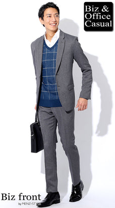 ホテル忘年会のスマートスーツスタイル｜グレースーツ×ネイビーニット