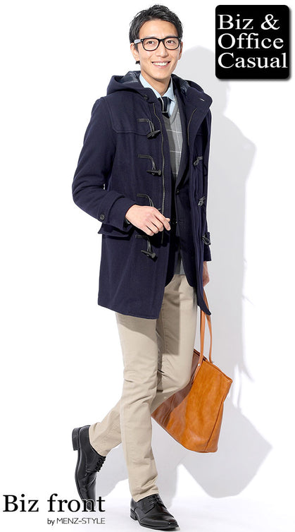軽くて暖かいネイビーダッフルコート×ベージュパンツのビジネスカジュアルコーデ
