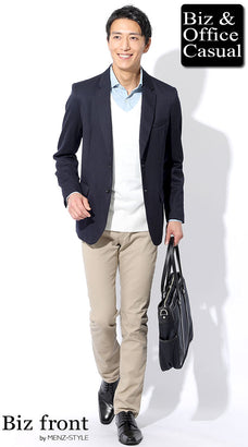 ベージュのチノパンのメンズコーデ例