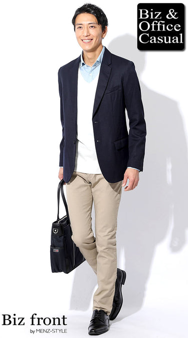 ネイビージャケット×白・ライトグレーニットのコーデ