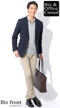 グレーVネックニットセーター×ネイビージャケット×ベージュパンツのジャケパンコーデ例