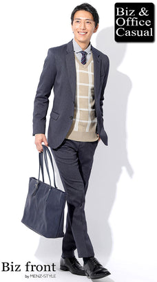 ホテル忘年会におすすめの柔らかスーツコーデ｜ネイビースーツ×ベージュニット