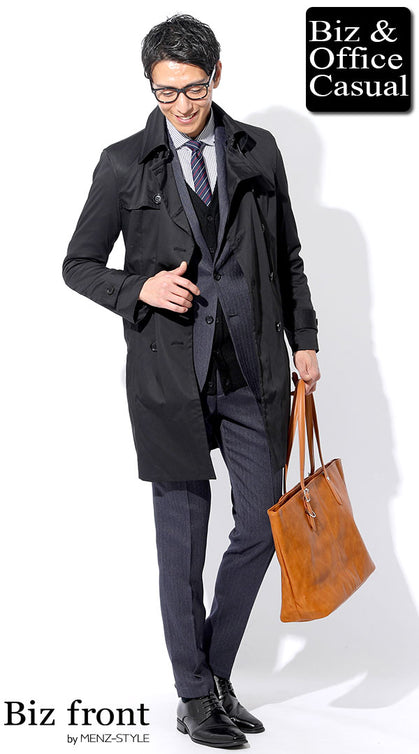 黒トレンチコートをスーツに合わせた40代男性の知的で上品なビジネスコーデ
