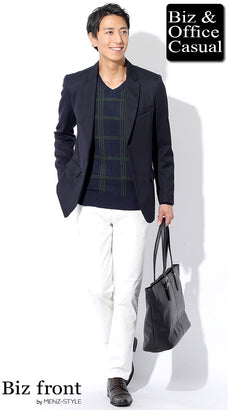 ネイビージャケットと白パンツのコーデ例