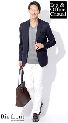 ネイビージャケットと白パンツのコーデ例