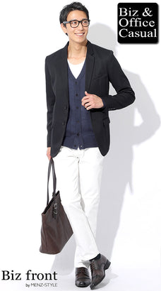 ネイビージャケットと白パンツのコーデ例