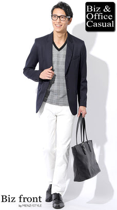 ネイビージャケットと白パンツのコーデ例