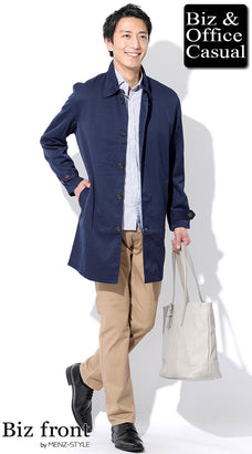 水色シャツに合うベージュパンツのコーデ例