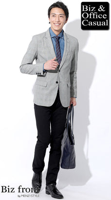 黒のチノパンのメンズコーデ例