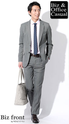 グレースーツとピンクシャツのコーデ例