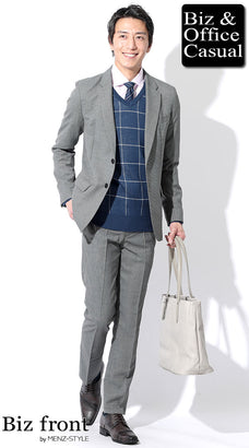 グレースーツとピンクシャツのコーデ例