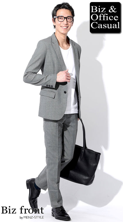 グレーのビジネスセットアップに光沢感のある黒革靴を合わせたスマートなオフィスカジュアルコーデ
