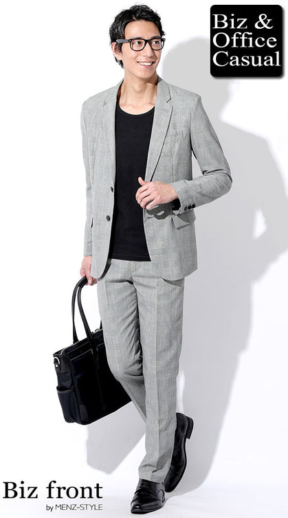 黒Tシャツとグレーのセットアップスーツを合わせた清潔感と落ち着きを兼ね備えたビジネスカジュアルコーディネート