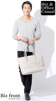 黒のチノパンのメンズコーデ例