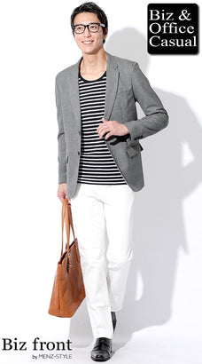 グレージャケットと白パンツのコーデ例