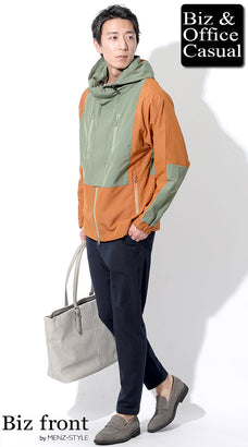 冬のアンクルパンツコーデ例 マウンテンパーカー×白カットソー×グレースエードシューズ