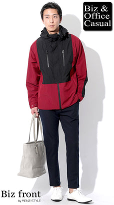 冬のアンクルパンツコーデ例 赤黒マウンテンパーカー×ネイビーパンツ×白スニーカー