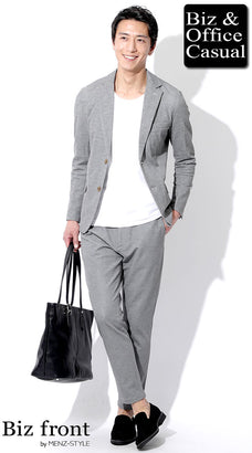 グレーセットアップ×白カットソー×黒スエードシューズ