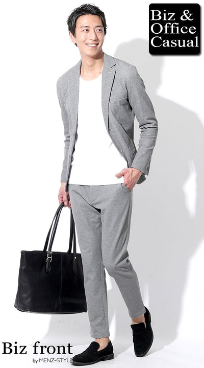 グレーカジュアルテーラードセットアップスタイル×白Tシャツ×黒スエードシューズ