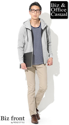 ベージュのチノパンのメンズコーデ例