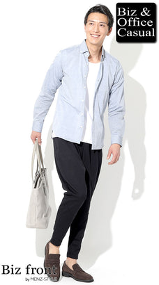 水色シャツに合う黒パンツのコーデ例