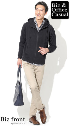 ベージュのチノパンのメンズコーデ例