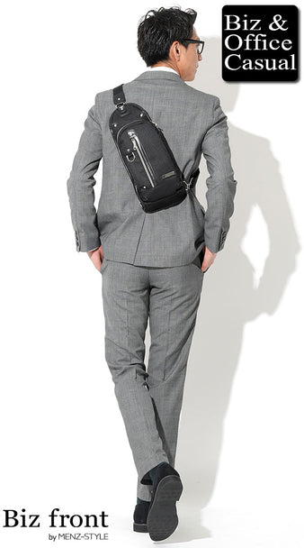 メンズにおすすめの春のグレースーツと黒ボディバッグを合わせた40代メンズのビジネスカジュアルコーデ