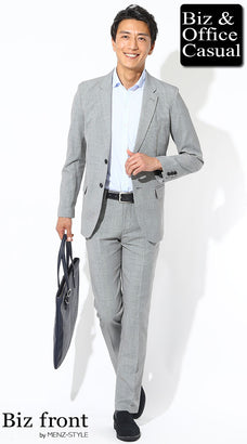 スーツと水色シャツのコーデ例