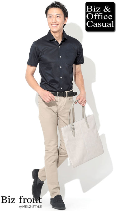 メンズにおすすめのベージュパンツとポロシャツのコーデ例