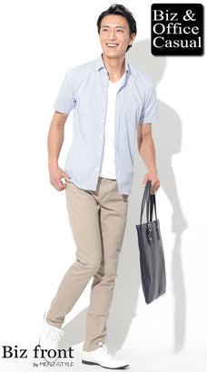 ベージュのチノパンのメンズコーデ例