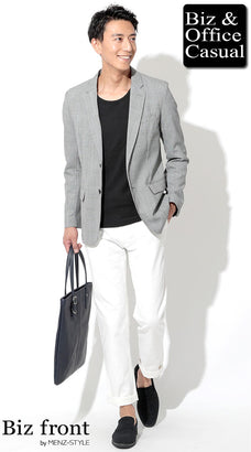 グレージャケットと白パンツのコーデ例