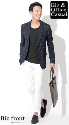 ネイビージャケットと白パンツのコーデ例