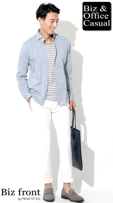 水色の服×白パンツコーデ例