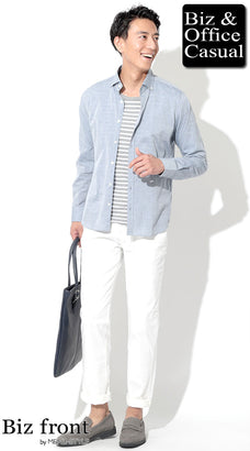 水色シャツに合う白パンツのコーデ例