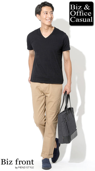 黒Tシャツ×ベージュパンツのお手本コーデ