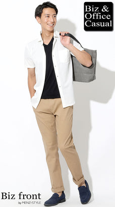 チノパンと白シャツのコーデ例