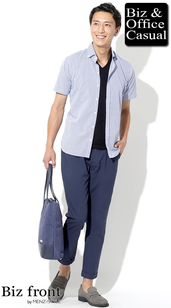 メンズにおすすめの半袖ギンガムチェックシャツとネイビーパンツを組み合わせた夏の清潔コーデ