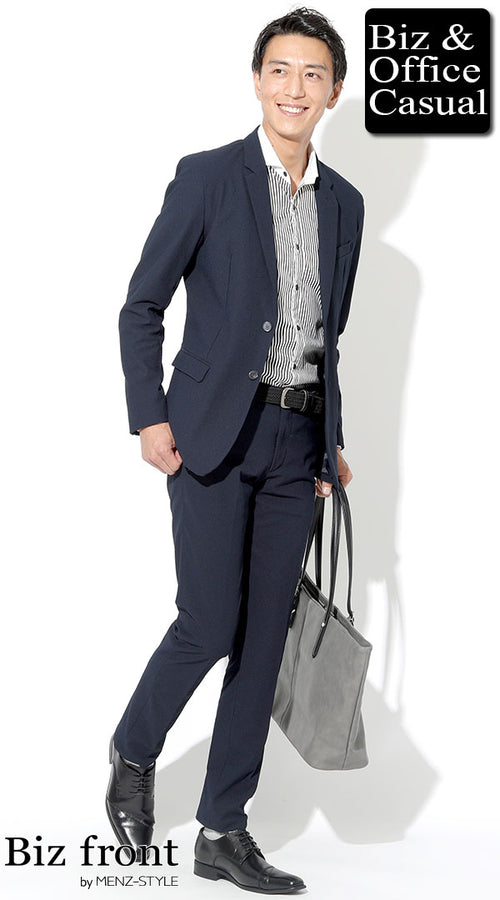 艶感が控えめなスラックスを穿いた男性