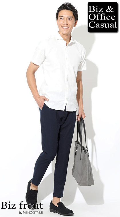 白の半袖シャツとネイビースラックスを合わせたオフィスカジュアル向け夏コーデ