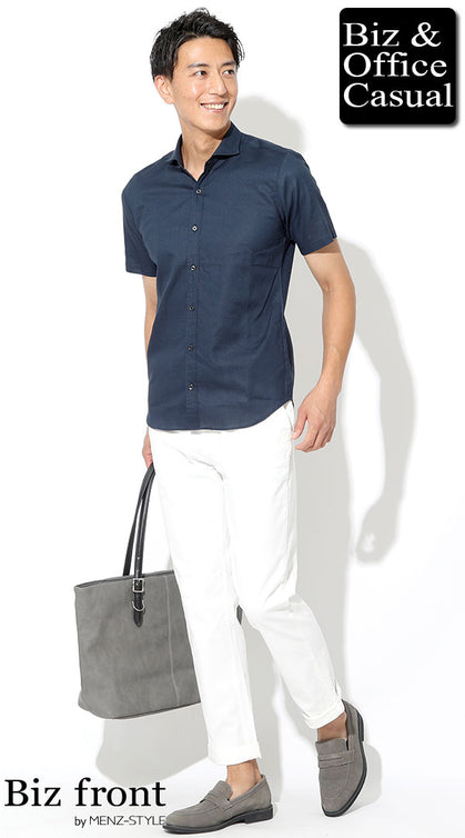 スマートカジュアル 男性 ジャケットなし 夏 ネイビーシャツ×白パンツ コーデ 涼しげ 清潔感 爽やか オフィスカジュアル