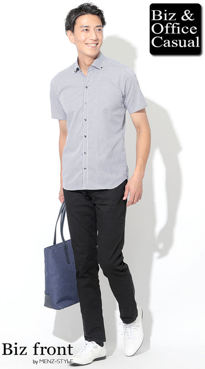 チェック柄半袖シャツと黒パンツ・白スニーカーを合わせたきれいめ夏コーデ